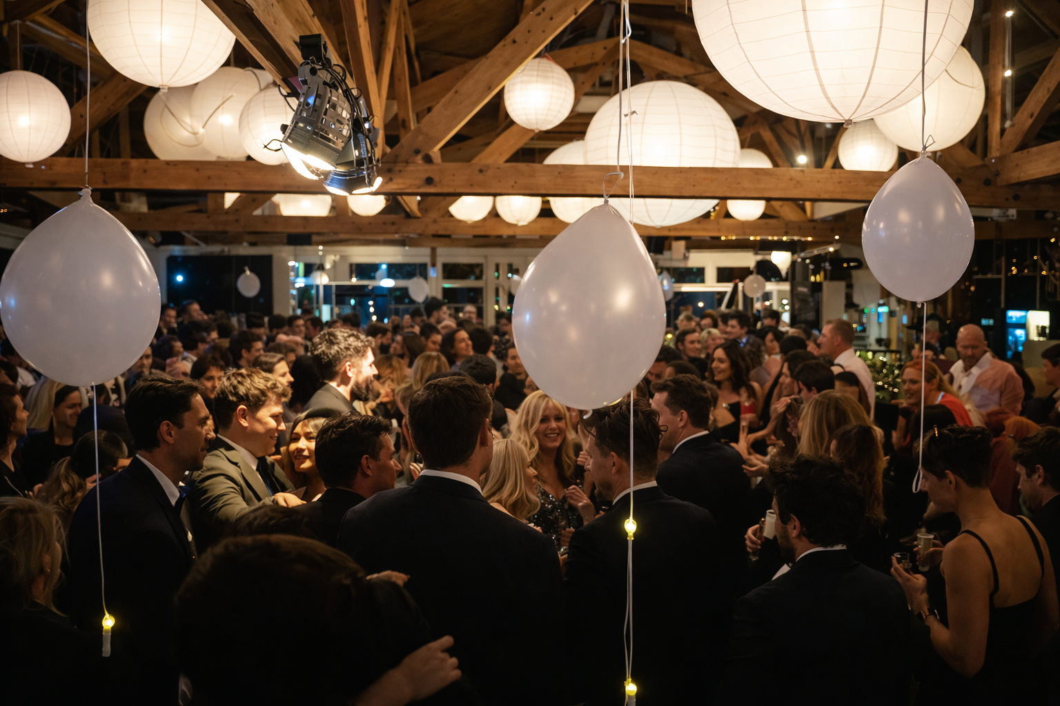 Feest sfeer met gasten en ballonnen